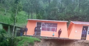 El deslave de un cerro cubrió una vivienda y fallecieron dos personas.