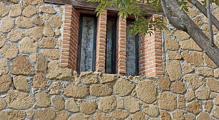 Repleta de material propagandístico de Morena, así luce la Casa de Gobierno usada por la gobernadora Lorena Cuéllar Cisneros.