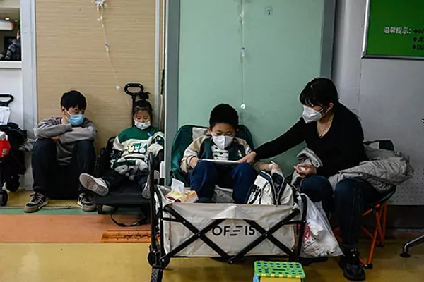 Aumentan enfermedades respiratorias pediátricas en China; OMS urge reporte la a autoridades