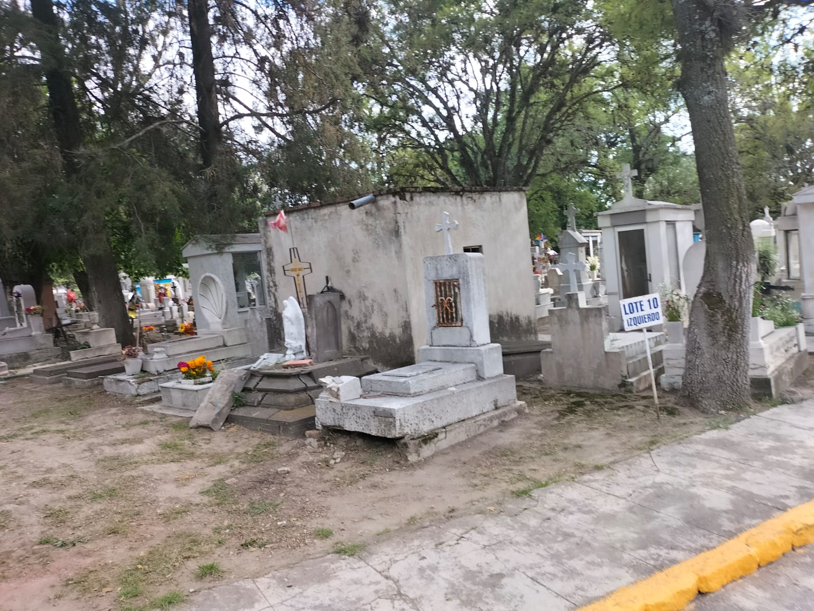 Tumbas históricas del siglo XIX en el panteón municipal de Puebla, sin