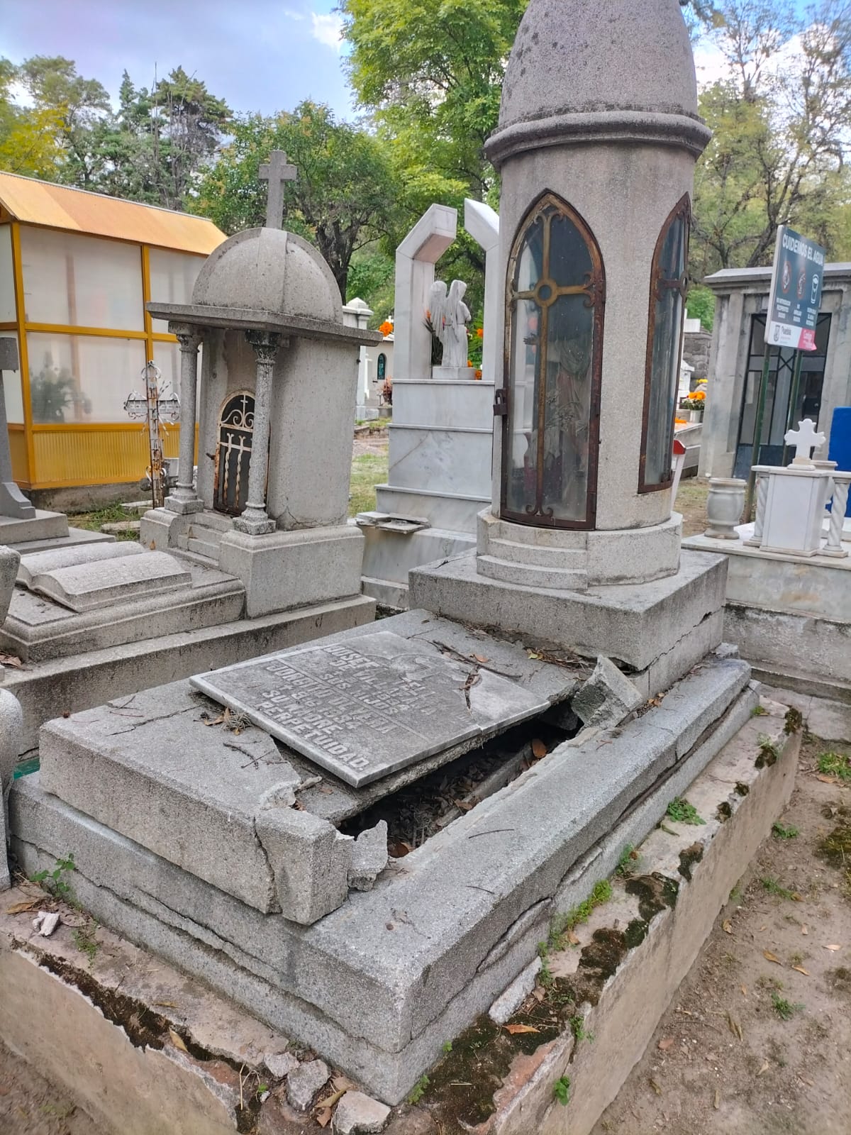Tumbas históricas del siglo XIX en el panteón municipal de Puebla, sin