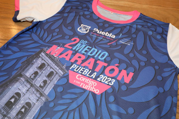 Ayuntamiento presenta playera y medalla del Medio Maratón Puebla 2023 