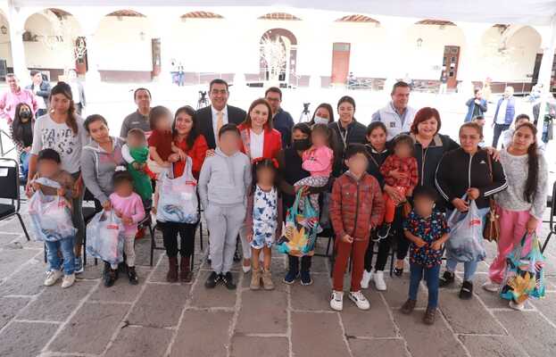 Entregan Sergio Salomón y Gaby Bonilla dispositivos de conducción ósea a infantes