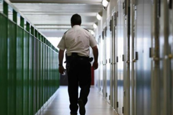 Reino Unido deportará a delincuentes extranjeros para liberar espacio en cárceles