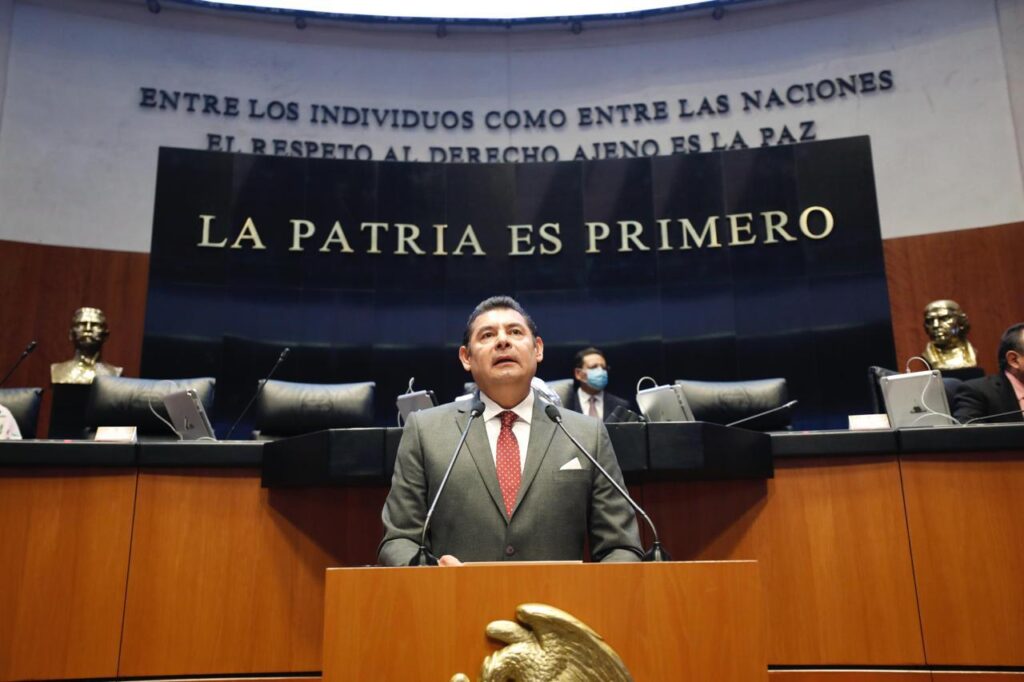 Senado concede licencia a Alejandro Armenta, quien juró ante el pleno "Amor a Puebla"