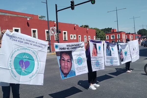Mujeres realizan tendedero para exhibir casos de violencia vicaria y a deudores alimentarios