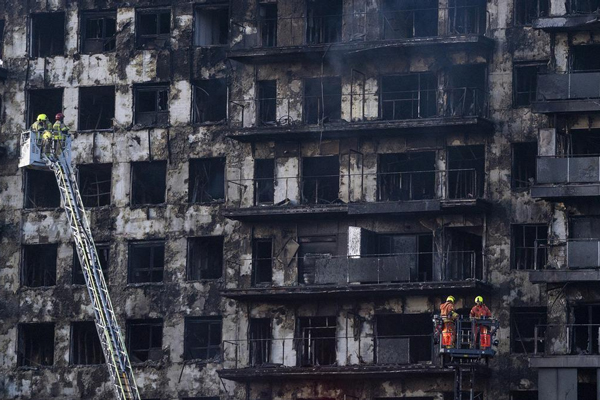 Suman 10 víctimas mortales por incendio en edificio de Valencia