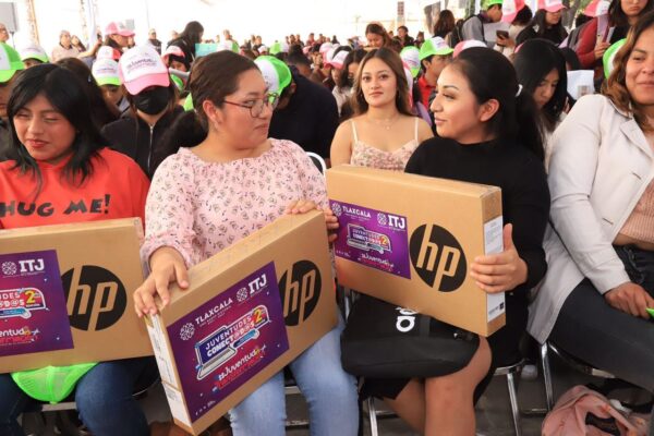 Un total de 300 universitarios con buen desempeño escolar reciben laptops en Tlaxcala 