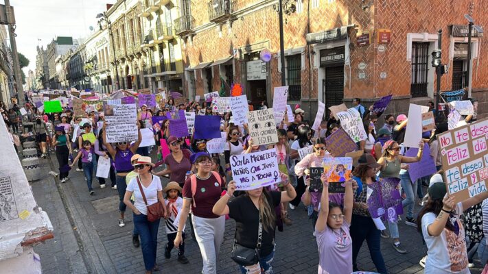 8M | Marchan cerca de 10 mil mujeres en Puebla: exigen a FGE y TSJ terminar con la impunidad
