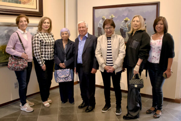 BUAP | Recorre María Lilia Cedillo Ramírez la exposición “Caminando por la vida”