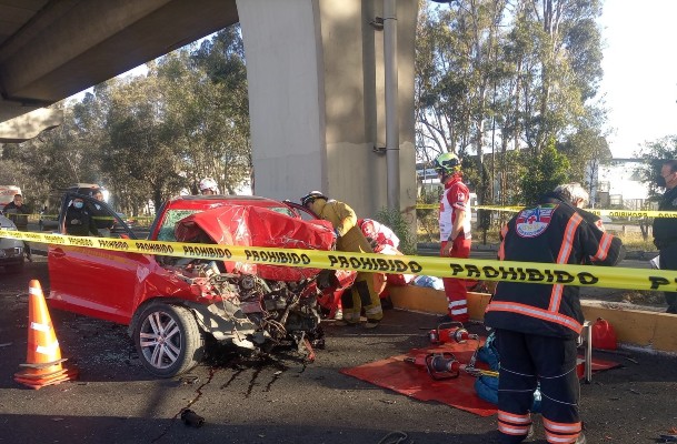 Mueren dos personas en choque contra pilar del segundo piso de la autopista México-Puebla