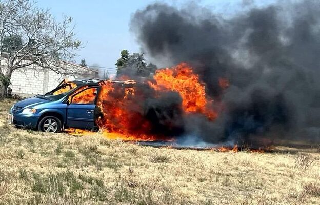 Matan a un hombre durante asalto en Cholula; vecinos incendian vehículo de ladrones