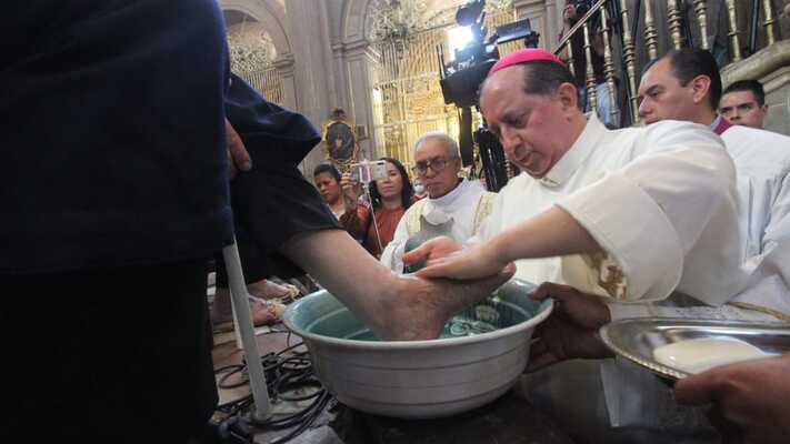 Jueves Santo: Obispos auxiliares lavan pies a 6 ancianos de asilo en la Catedral de Puebla