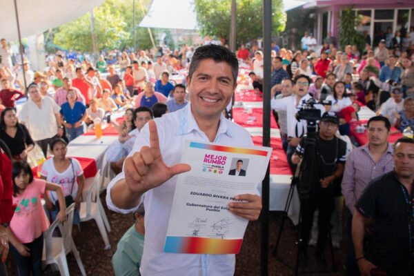 Lalo Rivera recibe constancia como candidato a la gubernatura por 'Mejor Rumbo para Puebla'