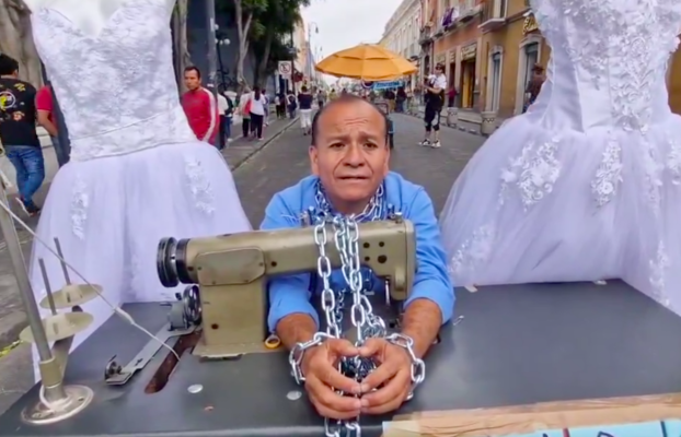 Se encadena a máquina de coser y bloquea 5 norte para protestar por clausura de su negocio