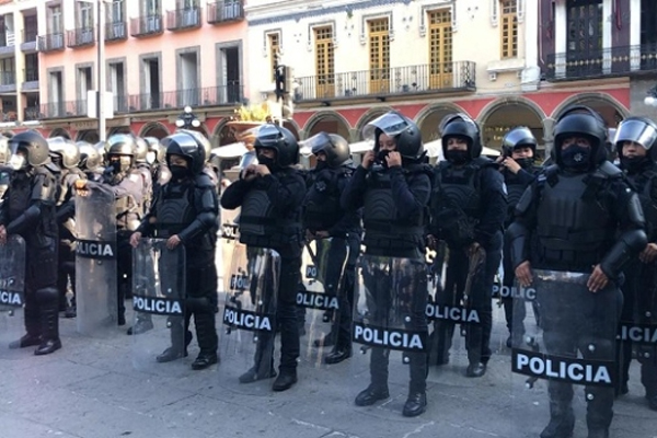 policías