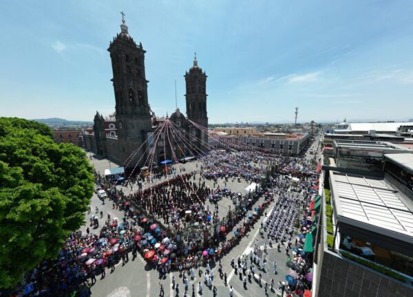 Miles rezan por la paz durante la Procesión de Viernes Santo en Puebla