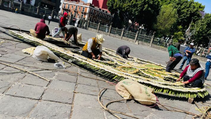 SEMANA SANTA | La tradición del retablo de "flor de cucharilla" de la Puerta del Perdón de la Catedral de Puebla