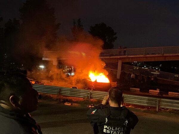 En Tizatlán bloquean carretera Tlaxcala-Texmelucan; intentan linchar a presunto secuestrador