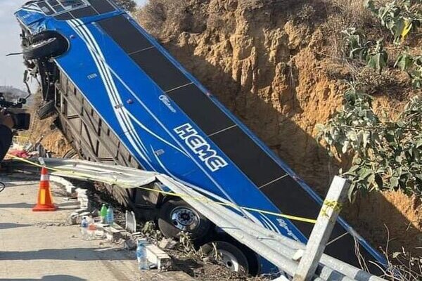 Cuatro muertos deja volcadura de autobús proveniente de Atempan, en autopista México-Puebla