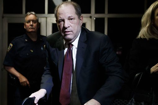 Tribunal de Nueva York anula condena por violación impuesta a Harvey Weinstein