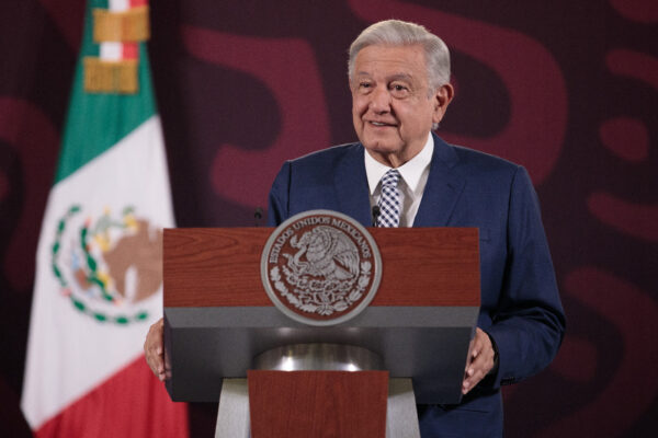 AMLO critica uso de camioneta Lamborghini por candidata de Quecholac: "Es pecado social", dijo
