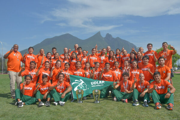 Equipo de atletismo Aztecas UDLAP bicampeones nacionales CONADEIP 2024