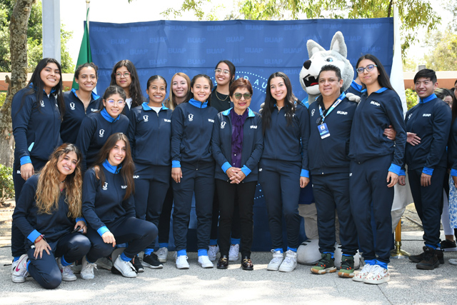 BUAP | Entrega rectora, Lilia Cedillo, uniformes a la delegación de deportistas