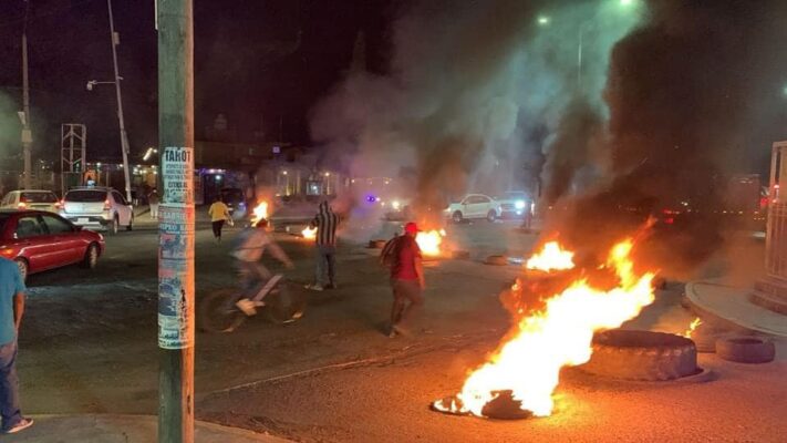 Con custodia de policía reabre relleno sanitario de Cholula; opositores cierran carretera y denuncian represión