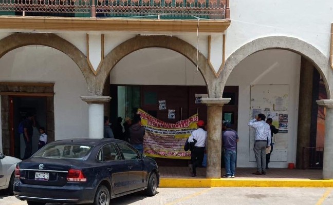 Vecinos de Cuauhtenco irrumpen con violencia a la alcaldía de Contla