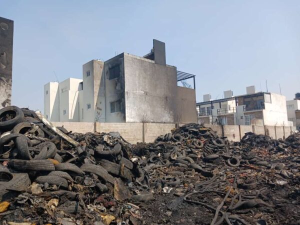 Evacuan 42 casas y 18 departamentos en Coronango por posibles daños tras incendio en recicladora