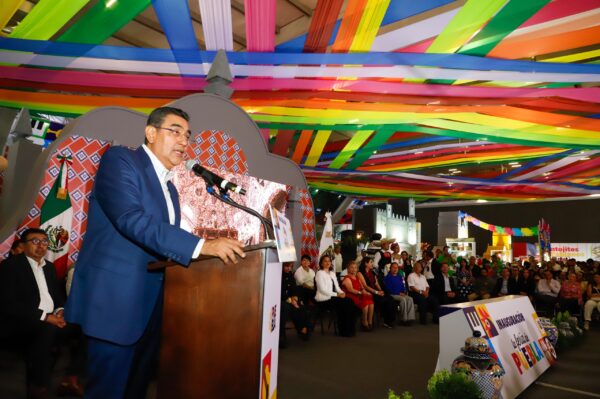 ¡Inicia la Feria de Puebla 2024! En la primera noche hubo pirotecnia y música de Carlos Rivera