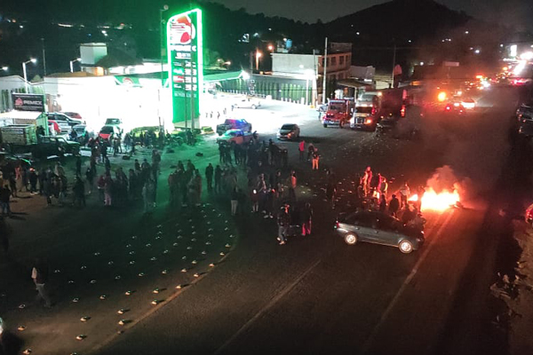 Policías lanzan gas contra vecinos de Tetla para liberar carretera y rescatar a funcionario del Ayuntamiento