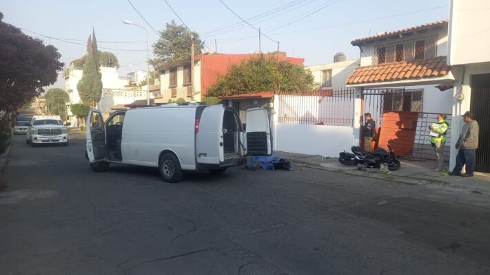 Dos motociclistas en estado de ebriedad mueren tras chocar contra zaguán en la colonia SNTE