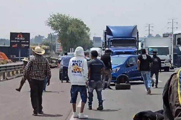 Vecinos de Xoxtla, Coronango y Tlaltepango se oponen a construcción de pozo y bloquean autopista México-Puebla