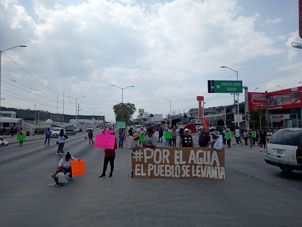 Continúa saqueo de agua en Teotipilco; vecinos bloquean carretera federal Tehuacán-Puebla
