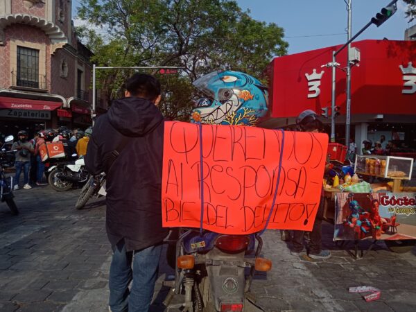 Repartidores bloquean el centro de Tehuacán para exigir justicia para joven atropellado