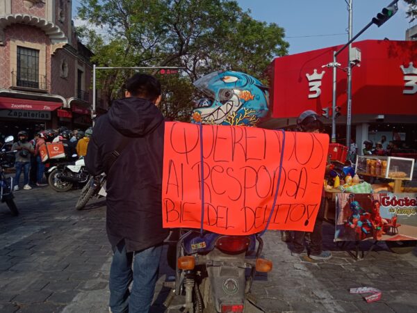 Repartidores bloquean el centro de Tehuacán para exigir justicia para joven atropellado