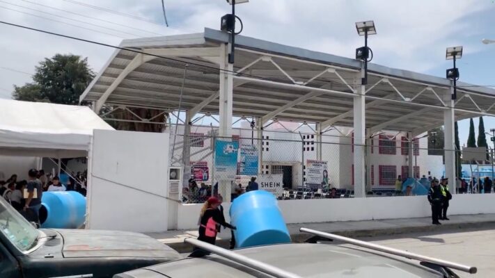 Tinacos que reparte Ayuntamiento de Puebla sí fueron licitados y hay una variedad de 3 colores: Jiménez