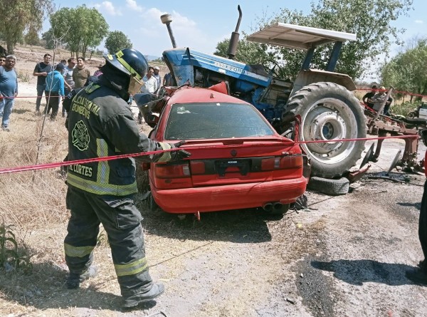 Mueren dos hombre en choque de tractor y Tsuru en la carretera Tlalnepantla-Hueyotlipan