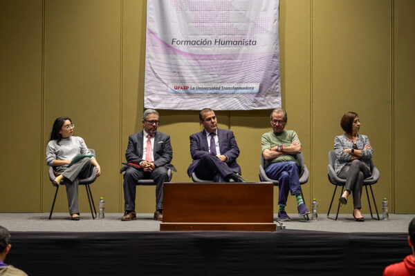 UPAEP | Contrastar información, crucial para ejercer un voto responsable: periodistas