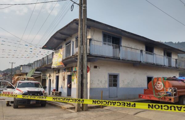 Por explosión de pirotecnia se incendia casa en Xochitlán de Vicente Suárez