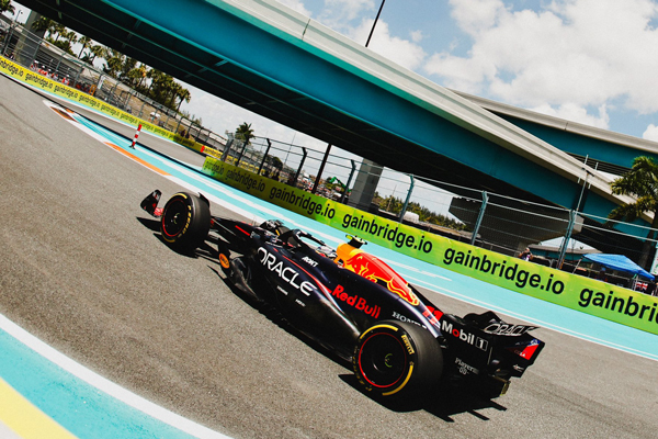 Checo Pérez finaliza tercero en el sprint de 19 vueltas del Gran Premio de Miami