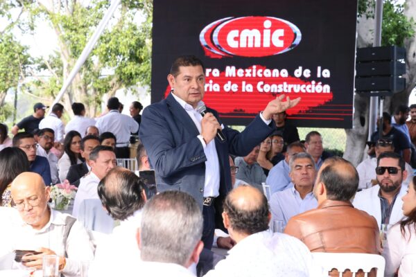 Alejandro Armenta va por la reactivación de los constructores poblanos, promete ante CMIC