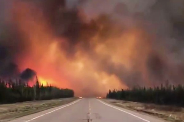 Evacúan a miles en Canadá por incendio forestal en Columbia Británica y humo en Alberta
