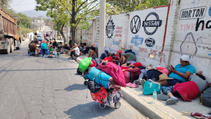 Caravana Migrante recibe apoyo humanitario en Tehuacán; familias enteras cruzan México