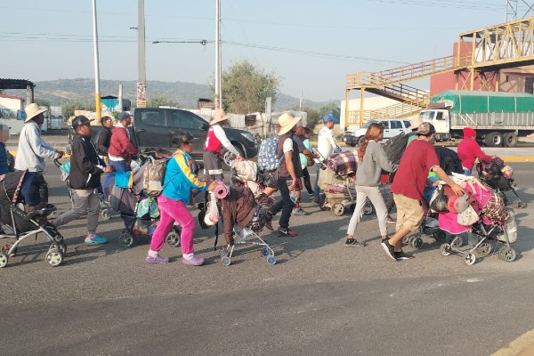 Integrantes de la Caravana Viacrucis Migrante esperan en Puebla a 'La Bestia' para viajar a Cdmx