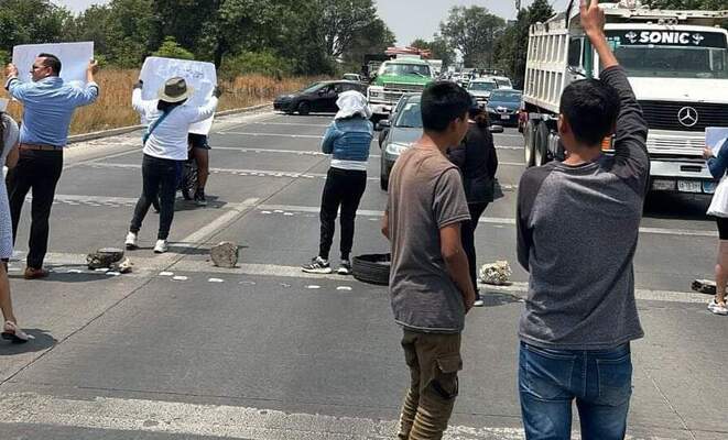 Vecinos de Cuautlancingo bloquean Periférico Ecológico por desabasto de agua