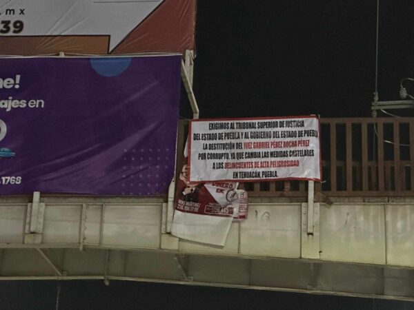 Aparecen lonas en puentes peatonales de Tehuacán exigiendo destitución de juez