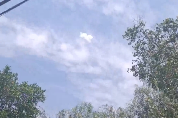 VIDEO | Por la Santa Cruz, desobedecen sentencia que prohibe uso de pirotecnia en Tehuacán